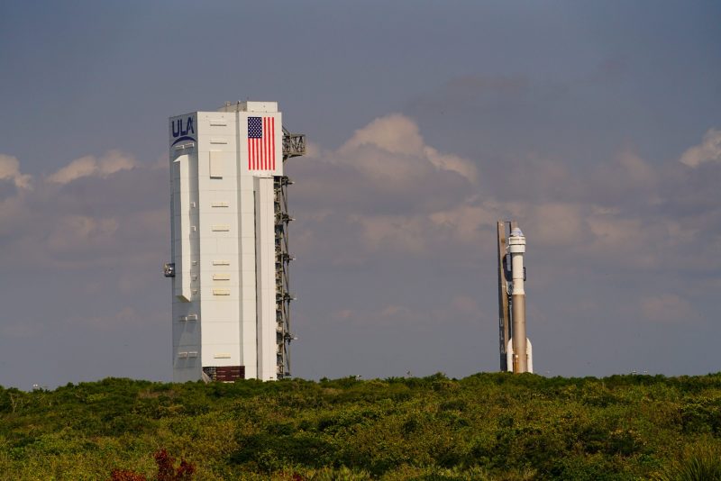 Boeing Starliner: rocket on launch pad, waiting for start.
